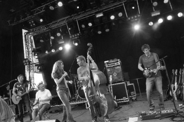 P75 on stage w/Sina with a Pistola pedalboard